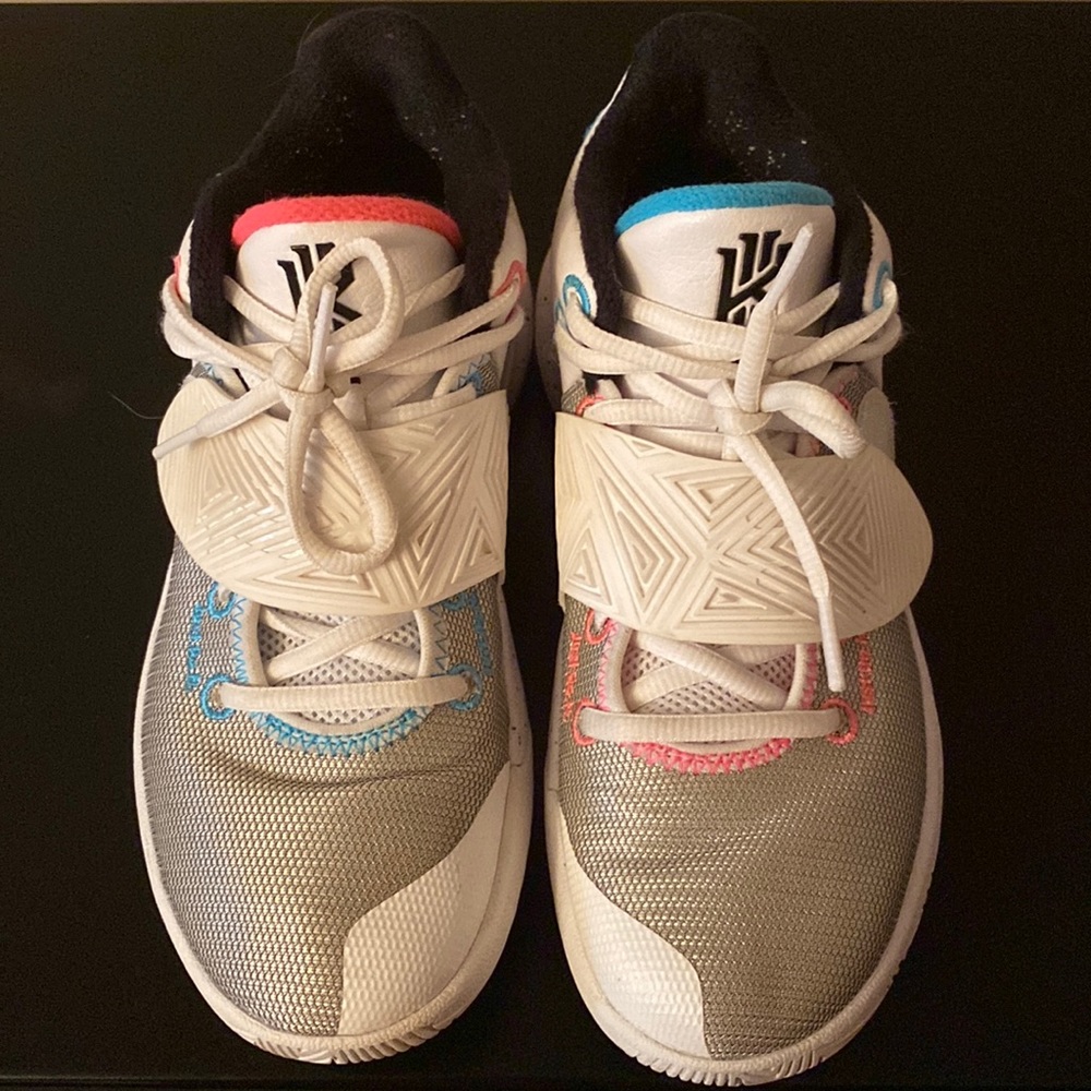 Nike Kyrie Kids Size 6.5Y Tennis Shoes